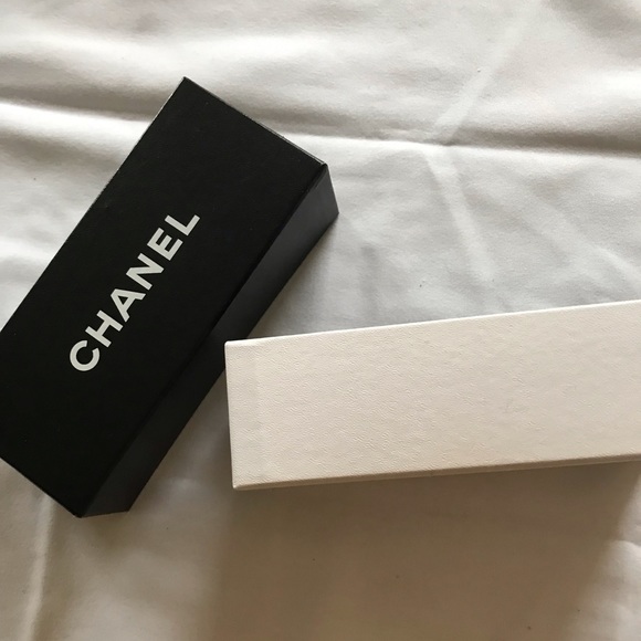 Women’s Sunglasses Black Hard Box - Picture 4 of 4